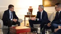 O presidente da Xunta, Alfonso Rueda, acompañado polo conselleiro de Emprego, Comercio e Emigración, José González, reúniese co embaixador de España na Arxentina, Joaquín de Arístegui. Embaixada de España en Bos Aires, 06/03/25.