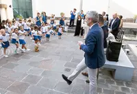 O titular do Executivo galego, Alfonso Rueda, acompañado polo conselleiro de Emprego, Comercio e Emigración, José González, asiste á apertura do curso escolar do Instituto Argentino Gallego Santiago Apóstol no Ano Castelao, e visita o cadro de Castelao Última lección do Mestre. Instituto Santiago Apóstol (Buenos Aires), 07/03/25.