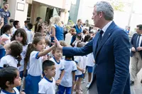 O titular do Executivo galego, Alfonso Rueda, acompañado polo conselleiro de Emprego, Comercio e Emigración, José González, asiste á apertura do curso escolar do Instituto Argentino Gallego Santiago Apóstol no Ano Castelao, e visita o cadro de Castelao Última lección do Mestre. Instituto Santiago Apóstol (Buenos Aires), 07/03/25.