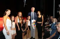 O titular do Executivo galego, Alfonso Rueda, acompañado polo conselleiro de Emprego, Comercio e Emigración, José González, asiste á apertura do curso escolar do Instituto Argentino Gallego Santiago Apóstol no Ano Castelao, e visita o cadro de Castelao Última lección do Mestre. Instituto Santiago Apóstol (Buenos Aires), 07/03/25.