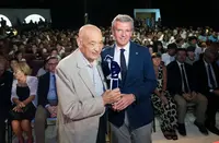 O titular do Executivo galego, Alfonso Rueda, acompañado polo conselleiro de Emprego, Comercio e Emigración, José González, asiste á apertura do curso escolar do Instituto Argentino Gallego Santiago Apóstol no Ano Castelao, e visita o cadro de Castelao Última lección do Mestre. Instituto Santiago Apóstol (Buenos Aires), 07/03/25.