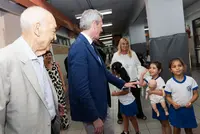 O titular do Executivo galego, Alfonso Rueda, acompañado polo conselleiro de Emprego, Comercio e Emigración, José González, asiste á apertura do curso escolar do Instituto Argentino Gallego Santiago Apóstol no Ano Castelao, e visita o cadro de Castelao Última lección do Mestre. Instituto Santiago Apóstol (Buenos Aires), 07/03/25.