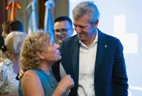 O presidente da Xunta, Alfonso Rueda, acompañado polo conselleiro de Emprego, Comercio e Emigración, José González, entrega os diplomas aos participantes do programa Reencontros con Galicia. Bos Aires, 07/03/25.