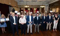 O presidente da Xunta, Alfonso Rueda, acompañado polo conselleiro de Emprego, Comercio e Emigración, José González, entrega os diplomas aos participantes do programa Reencontros con Galicia. Bos Aires, 07/03/25.