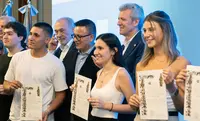 O presidente da Xunta, Alfonso Rueda, acompañado polo conselleiro de Emprego, Comercio e Emigración, José González, entrega os diplomas aos participantes do programa Conecta con Galicia. Bos Aires, 07/03/25.