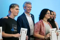 O presidente da Xunta, Alfonso Rueda, acompañado polo conselleiro de Emprego, Comercio e Emigración, José González, entrega os diplomas aos participantes do programa Conecta con Galicia. Bos Aires, 07/03/25.