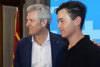 O presidente da Xunta, Alfonso Rueda, acompañado polo conselleiro de Emprego, Comercio e Emigración, José González, entrega os diplomas aos participantes do programa Conecta con Galicia. Bos Aires, 07/03/25.