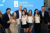 O presidente da Xunta, Alfonso Rueda, acompañado polo conselleiro de Emprego, Comercio e Emigración, José González, entrega os diplomas aos participantes do programa Conecta con Galicia. Bos Aires, 07/03/25.