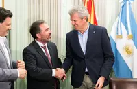 O presidente da Xunta, Alfonso Rueda, acompañado polo conselleiro de Emprego, Comercio e Emigración, José González, entrega a distinción A Barca de Sálvora a mulleres destacadas da colectividade galega, con motivo do Día internacional da Muller. Centro Galego de Avellaneda (Buenos Aires), 08/03/25.