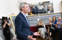 O presidente da Xunta, Alfonso Rueda, acompañado polo conselleiro de Emprego, Comercio e Emigración, José González, entrega a distinción A Barca de Sálvora a mulleres destacadas da colectividade galega, con motivo do Día internacional da Muller. Centro Galego de Avellaneda (Buenos Aires), 08/03/25.