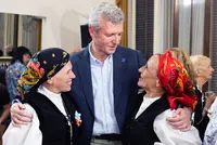 O presidente da Xunta, Alfonso Rueda, acompañado polo conselleiro de Emprego, Comercio e Emigración, José González, entrega a distinción A Barca de Sálvora a mulleres destacadas da colectividade galega, con motivo do Día internacional da Muller. Centro Galego de Avellaneda (Buenos Aires), 08/03/25.