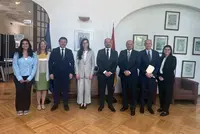 Reunion en la Embajada 2