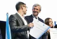 O titular do Executivo galego, Alfonso Rueda, acompañado polo conselleiro de Educación, Ciencia, Universidades e Formación Profesional, Román Rodríguez, e polo conselleiro de Emprego, Comercio e Emigración, José González, asiste á entrega de diplomas e encontro cos beneficiarios do programa Bolsas de Excelencia Mocidade Exterior (BEME) 2024/2025. Palacio de Congresos e Exposicións de Galicia (Santiago de Compostela) 18/06/25.