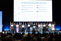 O titular do Executivo galego, Alfonso Rueda, acompañado polo conselleiro de Educación, Ciencia, Universidades e Formación Profesional, Román Rodríguez, e polo conselleiro de Emprego, Comercio e Emigración, José González, asiste á entrega de diplomas e encontro cos beneficiarios do programa Bolsas de Excelencia Mocidade Exterior (BEME) 2024/2025. Palacio de Congresos e Exposicións de Galicia (Santiago de Compostela) 18/06/25.