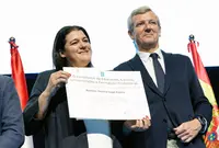 O titular do Executivo galego, Alfonso Rueda, acompañado polo conselleiro de Educación, Ciencia, Universidades e Formación Profesional, Román Rodríguez, e polo conselleiro de Emprego, Comercio e Emigración, José González, asiste á entrega de diplomas e encontro cos beneficiarios do programa Bolsas de Excelencia Mocidade Exterior (BEME) 2024/2025. Palacio de Congresos e Exposicións de Galicia (Santiago de Compostela) 18/06/25.