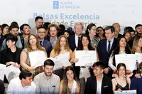 O titular do Executivo galego, Alfonso Rueda, acompañado polo conselleiro de Educación, Ciencia, Universidades e Formación Profesional, Román Rodríguez, e polo conselleiro de Emprego, Comercio e Emigración, José González, asiste á entrega de diplomas e encontro cos beneficiarios do programa Bolsas de Excelencia Mocidade Exterior (BEME) 2024/2025. Palacio de Congresos e Exposicións de Galicia (Santiago de Compostela) 18/06/25.