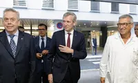 O presidente da Xunta, Alfonso Rueda, acompañado polo conselleiro de Sanidade, Antonio Gómez Caamaño, e o conselleiro de Emprego, Comercio e Emigración, José González, asina un convenio de colaboración coa Asociación Española de Socorros Mutuos de Montevideo. CHUAC (A Coruña), 17/7/25.