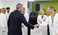 O presidente da Xunta, Alfonso Rueda, acompañado polo conselleiro de Sanidade, Antonio Gómez Caamaño, e o conselleiro de Emprego, Comercio e Emigración, José González, asina un convenio de colaboración coa Asociación Española de Socorros Mutuos de Montevideo. CHUAC (A Coruña), 17/7/25.