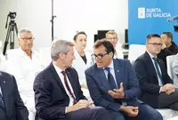 O presidente da Xunta, Alfonso Rueda, acompañado polo conselleiro de Sanidade, Antonio Gómez Caamaño, e o conselleiro de Emprego, Comercio e Emigración, José González, asina un convenio de colaboración coa Asociación Española de Socorros Mutuos de Montevideo. CHUAC (A Coruña), 17/7/25.