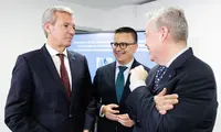 O presidente da Xunta, Alfonso Rueda, acompañado polo conselleiro de Sanidade, Antonio Gómez Caamaño, e o conselleiro de Emprego, Comercio e Emigración, José González, asina un convenio de colaboración coa Asociación Española de Socorros Mutuos de Montevideo. CHUAC (A Coruña), 17/7/25.