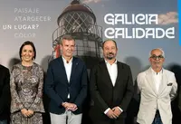 O presidente da Xunta, Alfonso Rueda, acompañado do conselleiro de Cultura, Lingua e Xuventude, José López Campos, e do director de Turismo de Galicia, Xosé Merelles, participa no acto de presentación da campaña de promoción turística de Galicia. Teatro Larra (Madrid), 29/09/25.