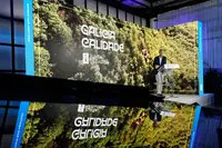 O presidente da Xunta, Alfonso Rueda, acompañado do conselleiro de Cultura, Lingua e Xuventude, José López Campos, e do director de Turismo de Galicia, Xosé Merelles, participa no acto de presentación da campaña de promoción turística de Galicia. Teatro Larra (Madrid), 29/09/25.