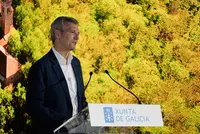 O presidente da Xunta, Alfonso Rueda, acompañado do conselleiro de Cultura, Lingua e Xuventude, José López Campos, e do director de Turismo de Galicia, Xosé Merelles, participa no acto de presentación da campaña de promoción turística de Galicia. Teatro Larra (Madrid), 29/09/25.