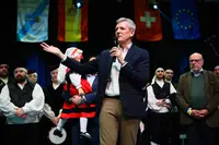 O presidente da Xunta, Alfonso Rueda, acompa&ntilde;ado polo conselleiro de Emprego, Comercio e Emigraci&oacute;n, Jos&eacute; Gonz&aacute;lez, sauda a representantes de entidades galegas na Su&iacute;za e participa no encontro coa colectividade de Z&uacute;rich-Galicia Calidade, organizado coa colaboraci&oacute;n da Asociaci&oacute;n As Xeitosi&ntilde;as. Pavill&oacute;n Deportivo Cooperativo Unterrohr Schlieren (Schlieren)-Z&uuml;rich, 14/03/26.