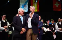 O presidente da Xunta, Alfonso Rueda, acompa&ntilde;ado polo conselleiro de Emprego, Comercio e Emigraci&oacute;n, Jos&eacute; Gonz&aacute;lez, sauda a representantes de entidades galegas na Su&iacute;za e participa no encontro coa colectividade de Z&uacute;rich-Galicia Calidade, organizado coa colaboraci&oacute;n da Asociaci&oacute;n As Xeitosi&ntilde;as. Pavill&oacute;n Deportivo Cooperativo Unterrohr Schlieren (Schlieren)-Z&uuml;rich, 14/03/26.