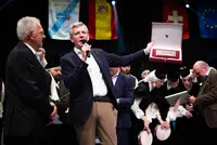 O presidente da Xunta, Alfonso Rueda, acompa&ntilde;ado polo conselleiro de Emprego, Comercio e Emigraci&oacute;n, Jos&eacute; Gonz&aacute;lez, sauda a representantes de entidades galegas na Su&iacute;za e participa no encontro coa colectividade de Z&uacute;rich-Galicia Calidade, organizado coa colaboraci&oacute;n da Asociaci&oacute;n As Xeitosi&ntilde;as. Pavill&oacute;n Deportivo Cooperativo Unterrohr Schlieren (Schlieren)-Z&uuml;rich, 14/03/26.