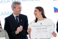 O presidente da Xunta, Alfonso Rueda, acompa&ntilde;ado do conselleiro de Educaci&oacute;n, Ciencia, Universidade e FP, Rom&aacute;n Rodr&iacute;guez, e o conselleiro de Emprego, Comercio e Emigraci&oacute;n, Jos&eacute; Gonz&aacute;lez, participa no acto de entrega de diplomas aos beneficiarios das Bolsas de Excelencia Mocidade Exterior (BEME) 2025-2026. Cidade da Cultura - Museo de Galicia (Santiago de Compostela), 09/04/26.