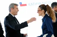 O presidente da Xunta, Alfonso Rueda, acompa&ntilde;ado do conselleiro de Educaci&oacute;n, Ciencia, Universidade e FP, Rom&aacute;n Rodr&iacute;guez, e o conselleiro de Emprego, Comercio e Emigraci&oacute;n, Jos&eacute; Gonz&aacute;lez, participa no acto de entrega de diplomas aos beneficiarios das Bolsas de Excelencia Mocidade Exterior (BEME) 2025-2026. Cidade da Cultura - Museo de Galicia (Santiago de Compostela), 09/04/26.