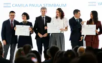 O presidente da Xunta, Alfonso Rueda, acompa&ntilde;ado do conselleiro de Educaci&oacute;n, Ciencia, Universidade e FP, Rom&aacute;n Rodr&iacute;guez, e o conselleiro de Emprego, Comercio e Emigraci&oacute;n, Jos&eacute; Gonz&aacute;lez, participa no acto de entrega de diplomas aos beneficiarios das Bolsas de Excelencia Mocidade Exterior (BEME) 2025-2026. Cidade da Cultura - Museo de Galicia (Santiago de Compostela), 09/04/26.