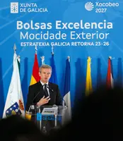 O presidente da Xunta, Alfonso Rueda, acompa&ntilde;ado do conselleiro de Educaci&oacute;n, Ciencia, Universidade e FP, Rom&aacute;n Rodr&iacute;guez, e o conselleiro de Emprego, Comercio e Emigraci&oacute;n, Jos&eacute; Gonz&aacute;lez, participa no acto de entrega de diplomas aos beneficiarios das Bolsas de Excelencia Mocidade Exterior (BEME) 2025-2026. Cidade da Cultura - Museo de Galicia (Santiago de Compostela), 09/04/26.