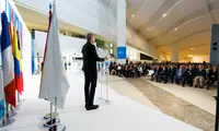 O presidente da Xunta, Alfonso Rueda, acompa&ntilde;ado do conselleiro de Educaci&oacute;n, Ciencia, Universidade e FP, Rom&aacute;n Rodr&iacute;guez, e o conselleiro de Emprego, Comercio e Emigraci&oacute;n, Jos&eacute; Gonz&aacute;lez, participa no acto de entrega de diplomas aos beneficiarios das Bolsas de Excelencia Mocidade Exterior (BEME) 2025-2026. Cidade da Cultura - Museo de Galicia (Santiago de Compostela), 09/04/26.