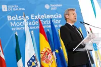 O presidente da Xunta, Alfonso Rueda, acompa&ntilde;ado do conselleiro de Educaci&oacute;n, Ciencia, Universidade e FP, Rom&aacute;n Rodr&iacute;guez, e o conselleiro de Emprego, Comercio e Emigraci&oacute;n, Jos&eacute; Gonz&aacute;lez, participa no acto de entrega de diplomas aos beneficiarios das Bolsas de Excelencia Mocidade Exterior (BEME) 2025-2026. Cidade da Cultura - Museo de Galicia (Santiago de Compostela), 09/04/26.