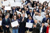 O presidente da Xunta, Alfonso Rueda, acompa&ntilde;ado do conselleiro de Educaci&oacute;n, Ciencia, Universidade e FP, Rom&aacute;n Rodr&iacute;guez, e o conselleiro de Emprego, Comercio e Emigraci&oacute;n, Jos&eacute; Gonz&aacute;lez, participa no acto de entrega de diplomas aos beneficiarios das Bolsas de Excelencia Mocidade Exterior (BEME) 2025-2026. Cidade da Cultura - Museo de Galicia (Santiago de Compostela), 09/04/26.