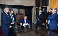 Uru.Torres en Club Español-firma libro