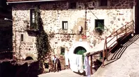 Foto 2-Marina Ruesta en la casa que fuera de la Familia Garganta Gadea, Montenegro de Cameros, Provincia de Soria, 1999.
