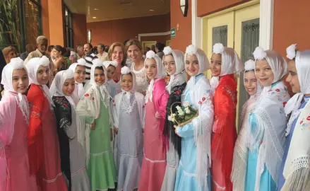  Victoria Cristóbal posa con las niñas que lucen los vestidos llevados desde Madrid.