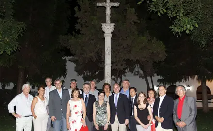  Camba con dirigentes de la colectividad ante el cruceiro del Estadio Español.