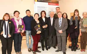 En el centro, Lamela, García, Areces y Jiménez con alumnos de gallego