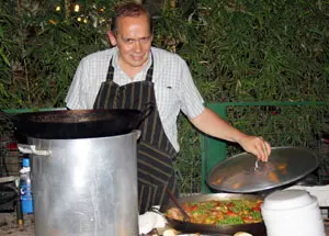 Fiesta Corcubión Ameijeira haciendo paellla