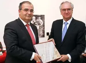 Ron recibe la placa que le acredita como Miembro de Honor de Iurisgama