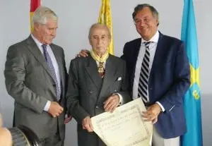 CONDECORACI‡N OLIVERIO ALAS 1