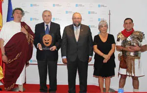 Ónega, Orozco y Basadre flanqueados por dos romanos