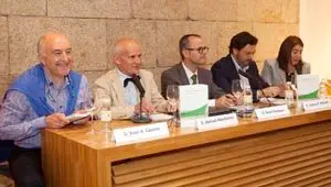 O conselleiro de Cultura, Educación e Ordenación Universitaria, Xesús Vázquez Abad, e o secretario xeral de Emigración, Antonio Rodríguez Miranda, asistirán á presentación do libro Viaxe sen retorno, de Manuel Mandianes. No Centro Cultural Fundación Novacaixagalicia (rúa do Vilar, 19).
foto xoán crespo
17/05/14