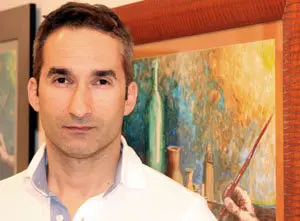 Barandela con unas de sus obras de la serie vino tinto