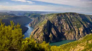 Vista de los cañones del Sil con el catamarán turístico