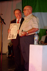 Rafael León Premio “Gorión”de manos del alcalde Granada